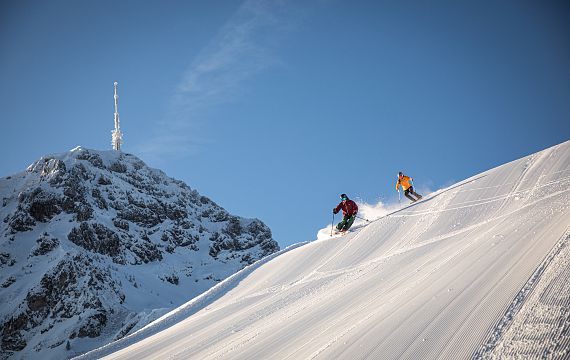 skifahren-im-skigebiet-st-1